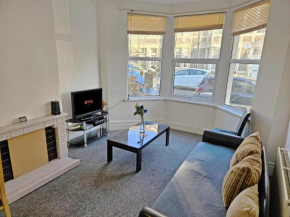 Modern 6-BR Home with FREE Parking & WIFI